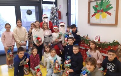 Djed Božićnjak i Baka Mraz razveselili najmlađe učenike